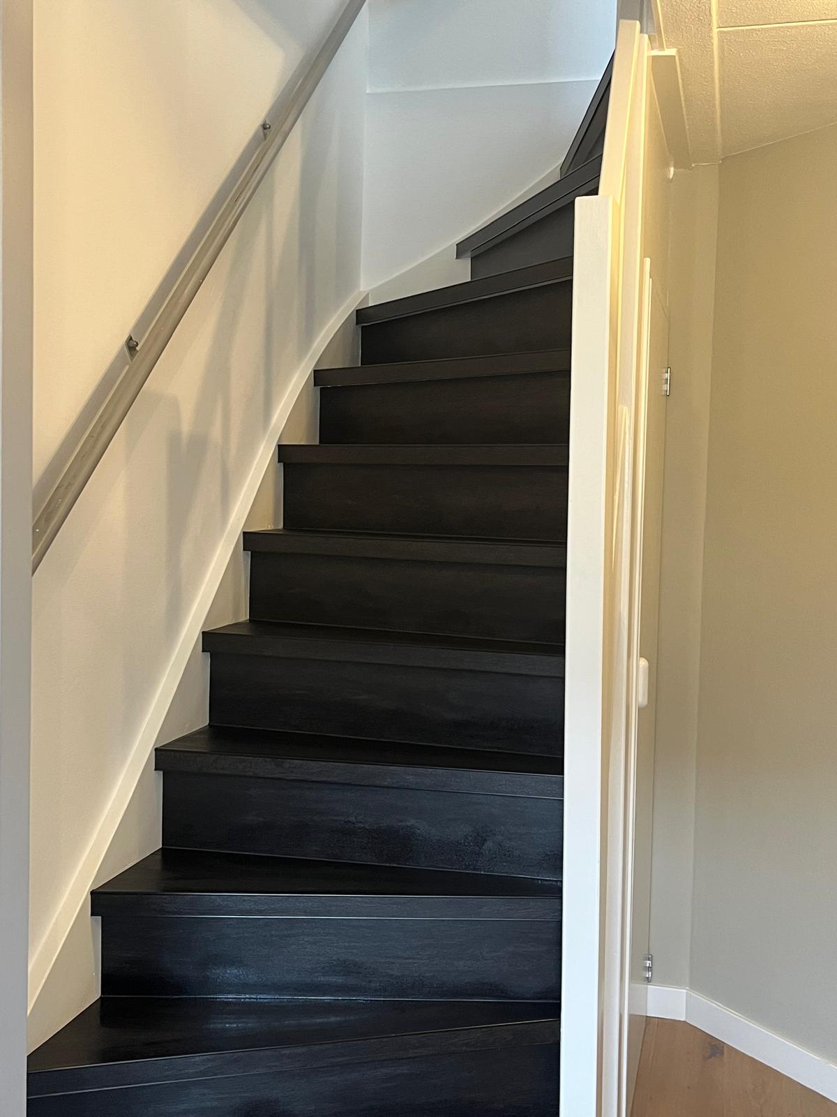 Trap met donkere traprenovatie in een woonhuis