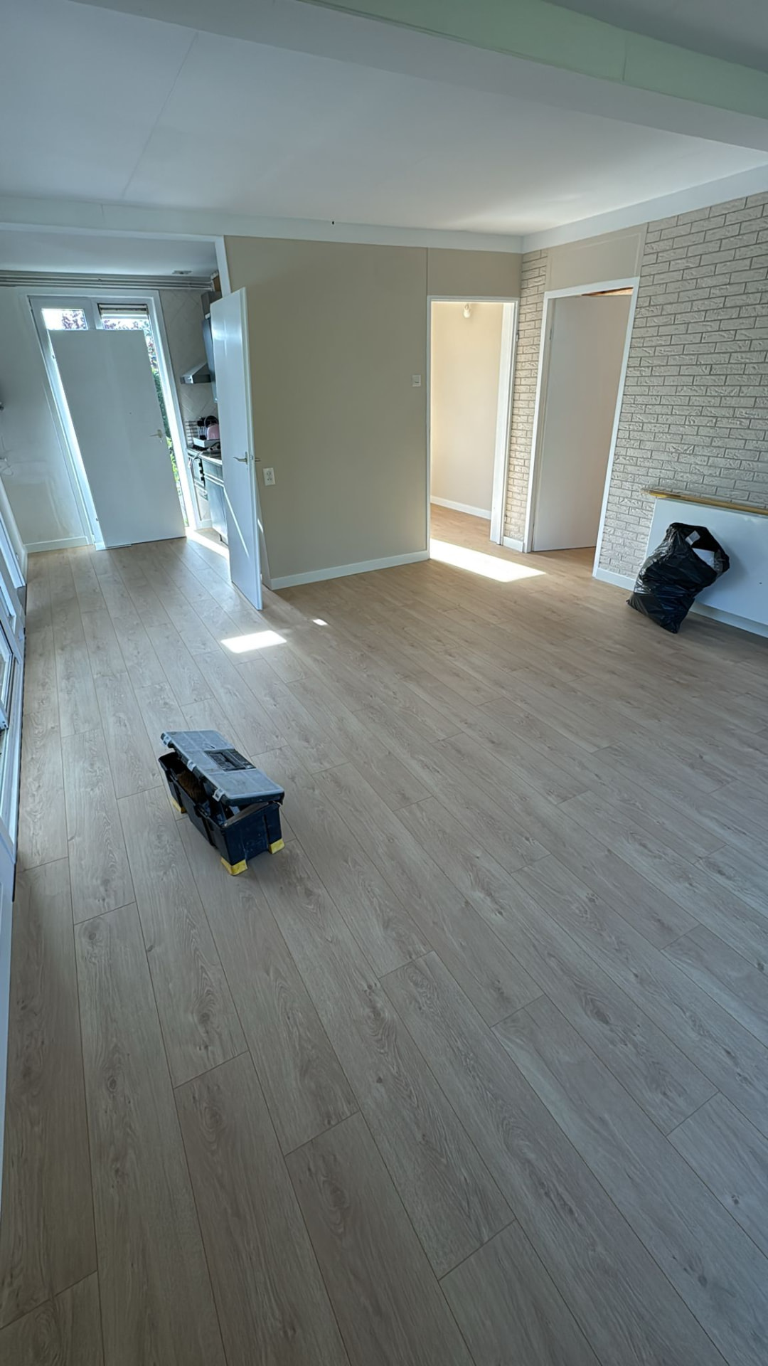 Laminaatvloer in lichte eikenlook in een woonkamer