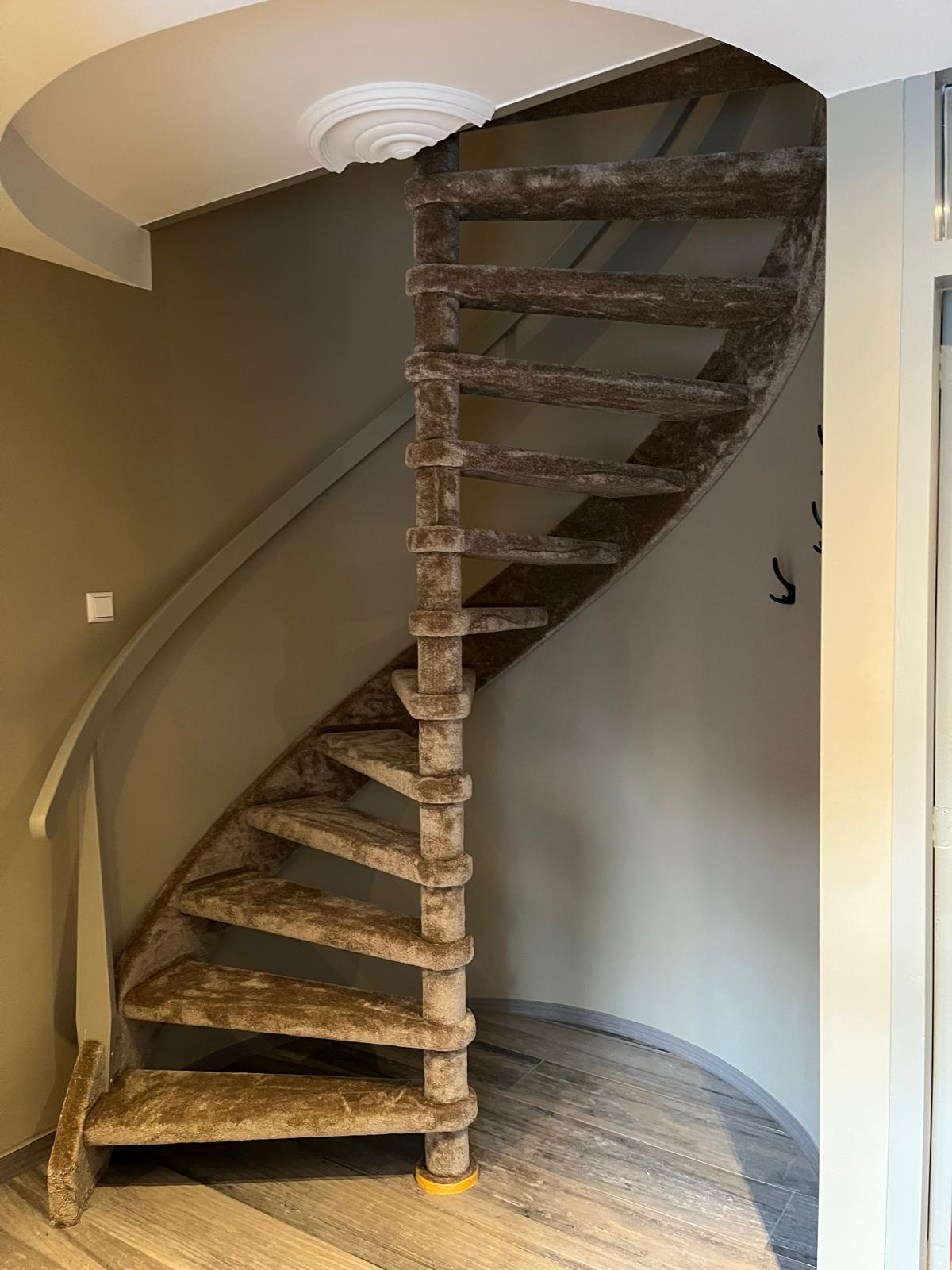 Tapijt vloer gelegd door Verhaar Stoffering