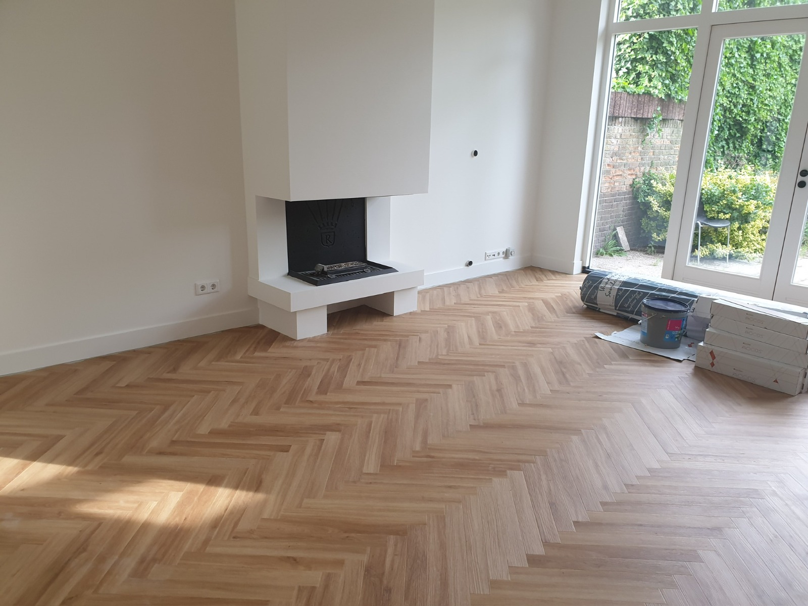 Visgraatvloer in een woonkamer met haard